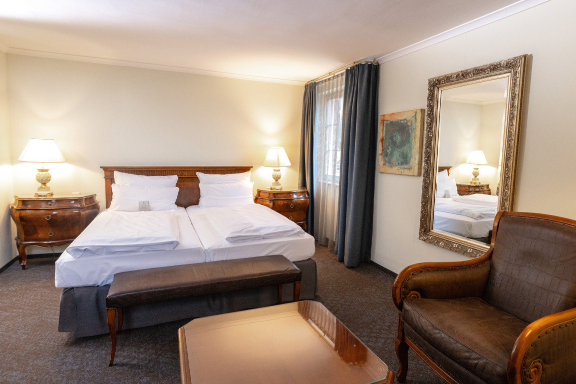 Junior Suite mit großem Doppelbett in klassischem Stiel