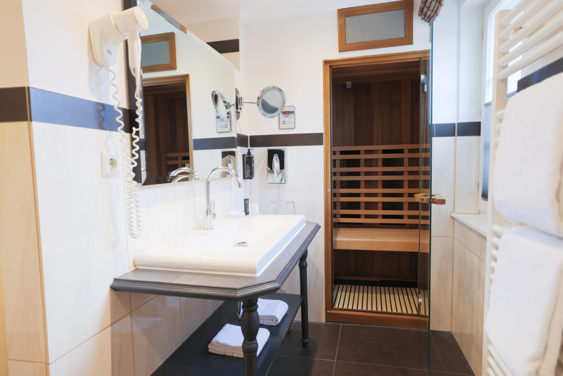 Badezimmer klassisch hell mit Wärmekabine
