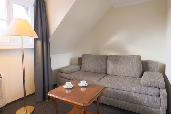 Sofa Sitzecke Schlafcouch in der Junior Suite mit leichter Dachschräge
