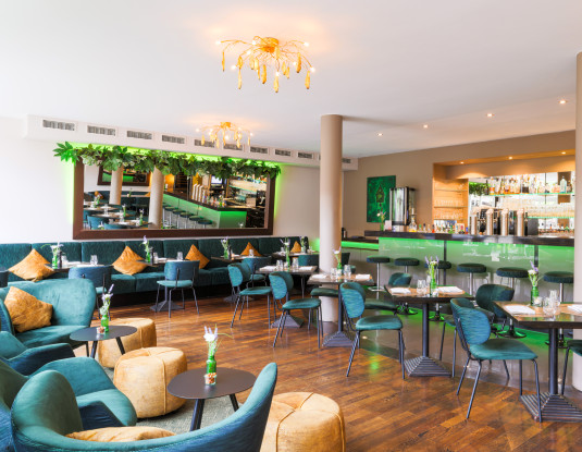 Die Bar der Vivothek im italienischen Restaurant bei Freiburg mit grüner Beleuchtung 
