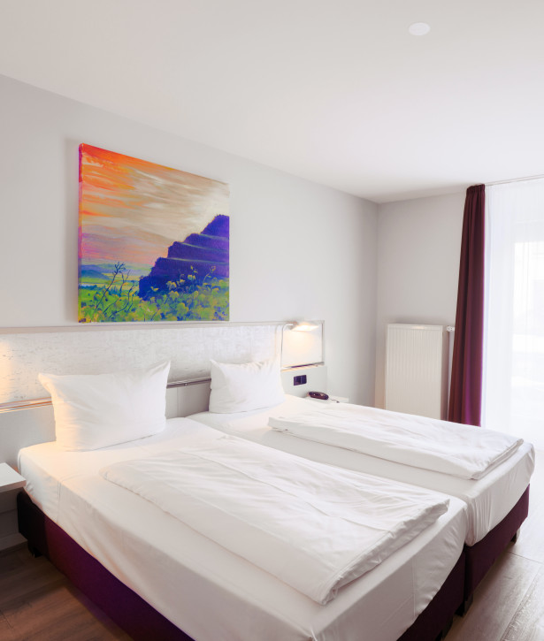 Stilvolles Zimmer mit Doppelbett in Holz