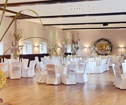 Stielvoll eingerichteter Saal Reinach im Hotel Schloss Reinach in Freiburg im Breisgau 