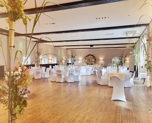Festlicher Saal Reinach mit runden Tischen