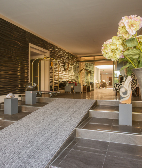 Flur zur Lobby geschmückt mit Blumen und Kunstelementen