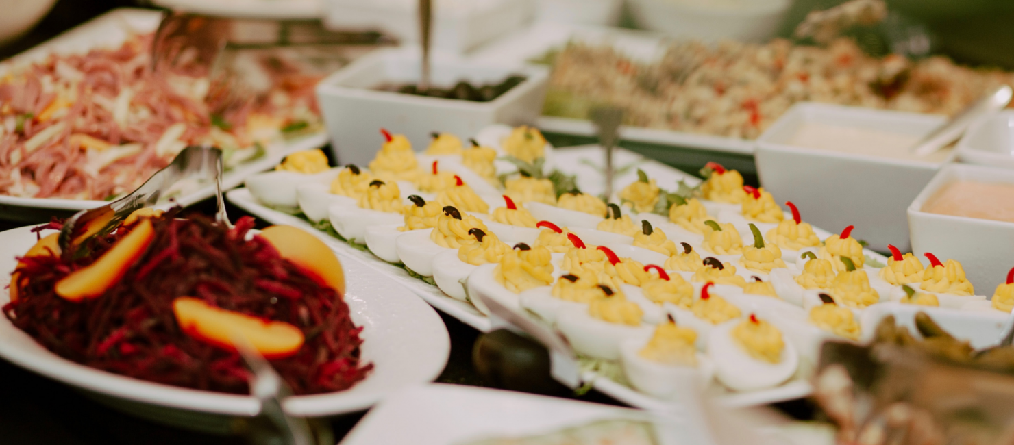 Liebevoll angerichtetes Buffet mit gefüllten Eiern beim Brunch des Hotels 