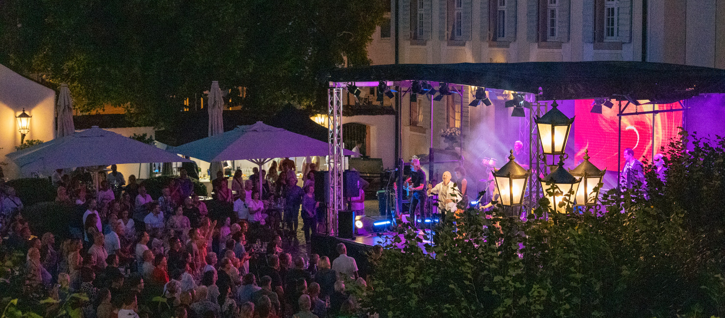 Konzertbühne im Innenhof des Hotel Schloss Reinach mit live Auftritt Phil