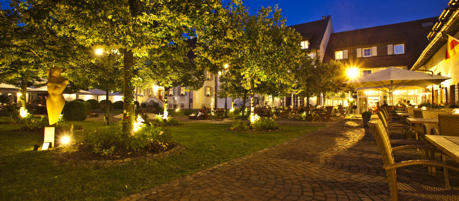 dunkler Innenhof des Hotel Schloss Reinach mit romantischer Beleuchtung