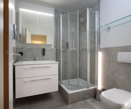 Modernes BAdezimmer in grau und weiß