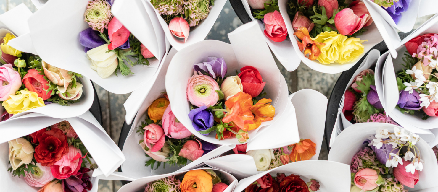 Viele bunte Blumensträuße