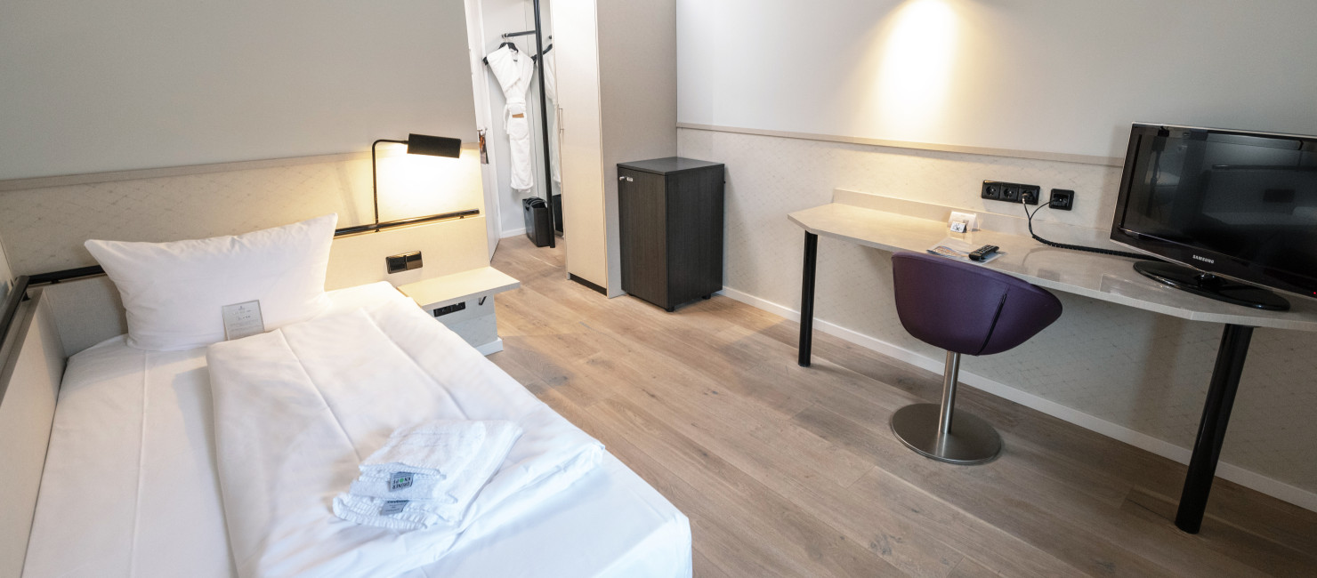 Modernes Einzelzimmer im Schlosshotel Baden Württemberg mit roten Akzenten 