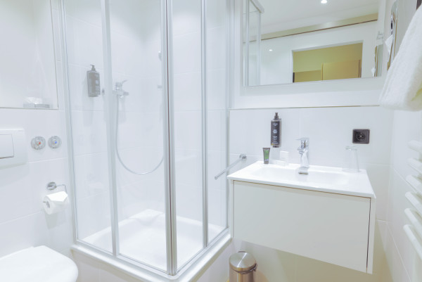 Helles Badezimmer 