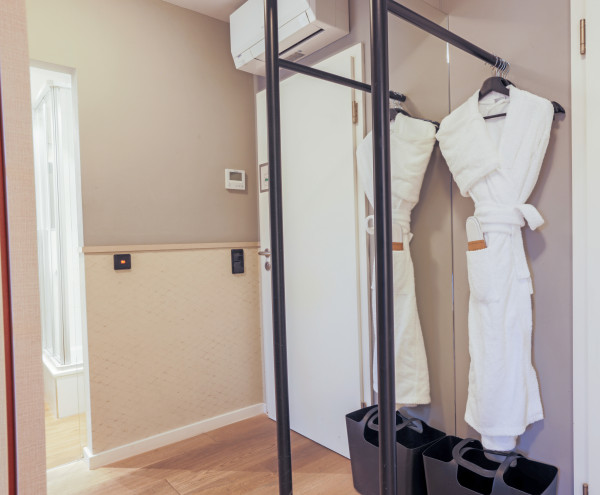 Blick in den Spiegel an der Garderobe mit BAdemantel