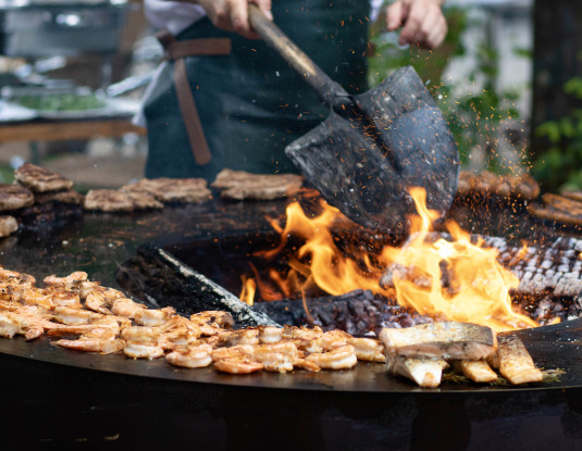 Ein Feuerring auf dem gegrillt wird
