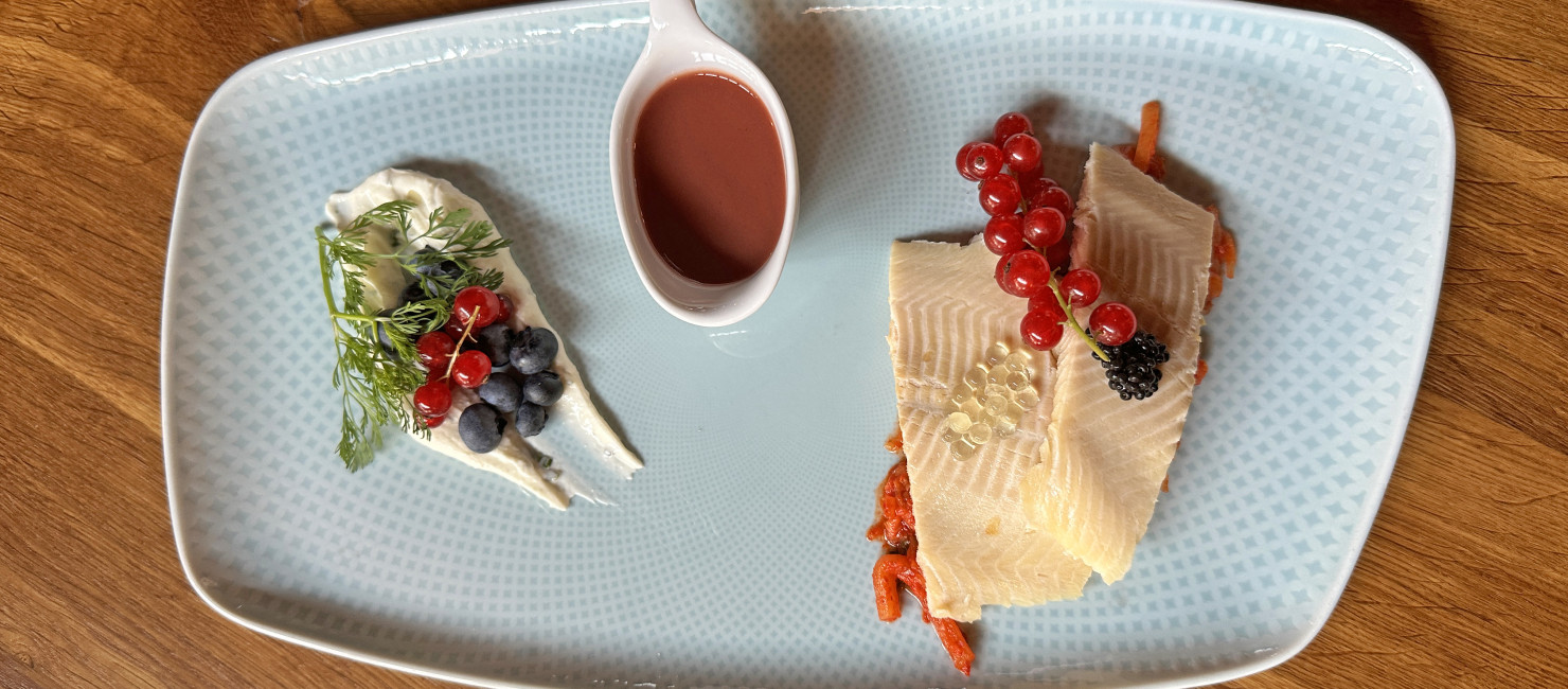 Geräucherte Forelle mit Creme und Beeren angerichtet