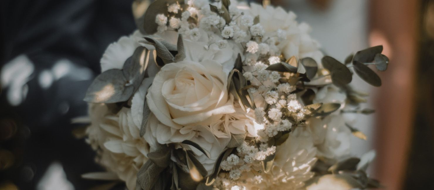 weißer Brautstrauß mit Rosen und Eukalyptus