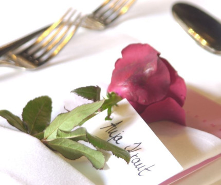 Rose auf einer Serviette mit Namensschild