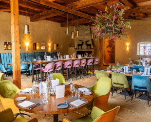 Restaurant Cross-over mit seinen vielen Bunten Stühlen und der modernen Atmosphäre