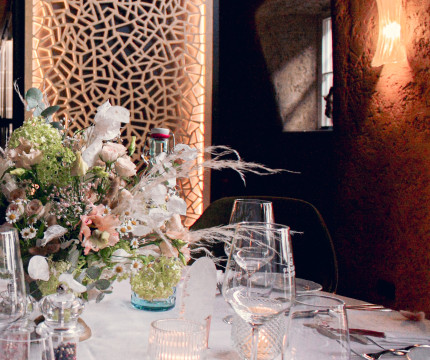 Blumendekoration auf einem weißen Tisch für eine Hochzeit