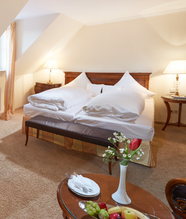 Stilvolles Zimmer mit Doppelbett in Holz