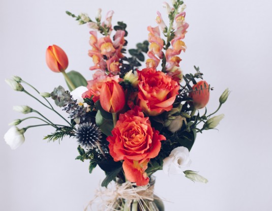 Schöner Blumenstrauß in dunklem Orange und weiß