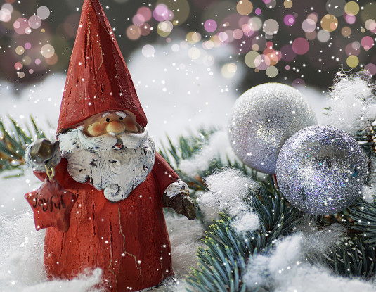 Tannenzweige mir einem Nikolaus und Schnee