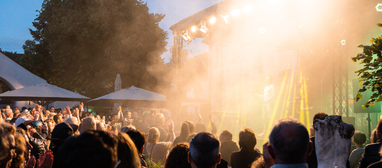 Bühne & Publikum beim Open Air im Innenhof Hotel Schloss Reinach