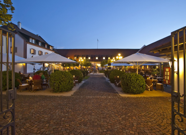 Außenbereich der Hochzeitslocation Schloss Reinach mit Sitz- und Stehgelegenheiten 