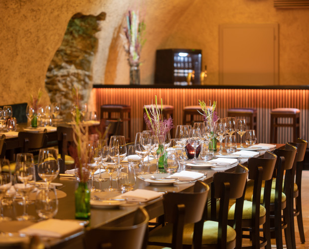 Feierlich gedeckter Tisch und Blickrichtung der Bar