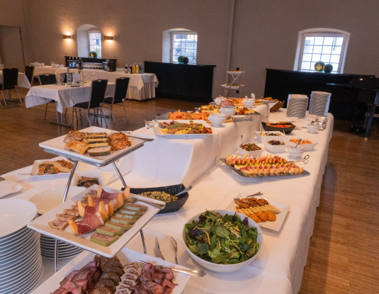 Reichhaltiges gefülltes Buffet-Tisch