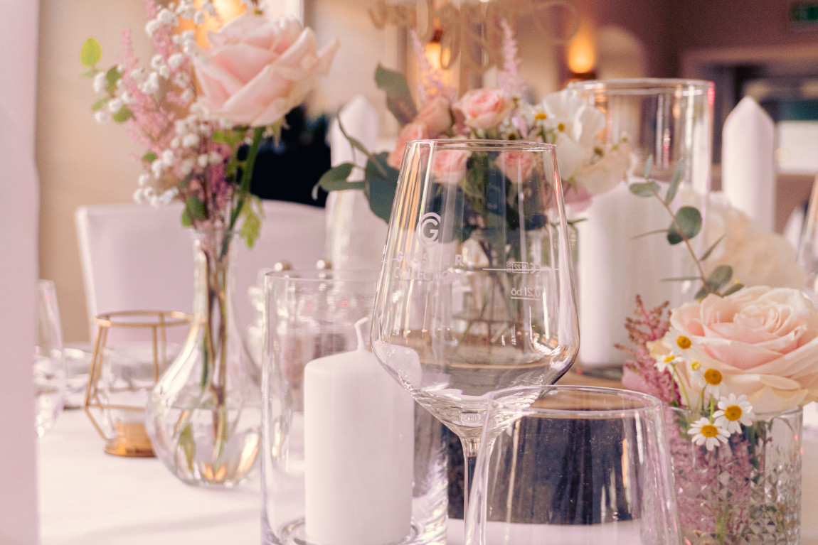 Liebevoll romantisch gedeckter Hochzeitstisch im Saal Reinach des Schloss Reinach in Freiburg