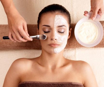 Entspannende Handmassage im Wellnessbereich in Freiburg